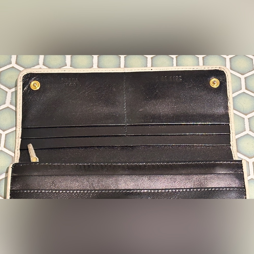 Prada Black Leather Trifold Continental Wallet with White Lip Appliques - Picture 4 of 6